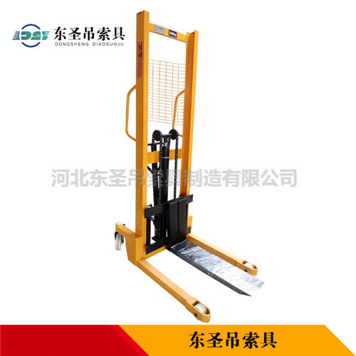 手動(dòng)液壓堆高車產(chǎn)品展示--河北東圣吊索具制造有限公司--液壓堆高車|手動(dòng)叉車|小型攪拌機(jī)|石材夾具