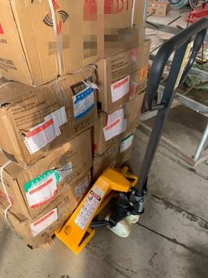 手動地牛叉車搬運半紡織品--河北東圣吊索具制造有限公司--手動叉車|液壓堆高車|石材夾具|小型攪拌機